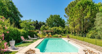 Guest Room “Chambre Lilas” with Shared Pool, Wi-Fi and Air Conditioning