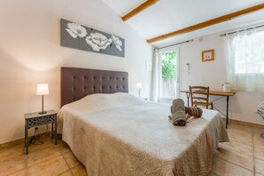 1 bedroom, WiFi, bed sheets - Guest Room “Chambre Lilas” with Shared Pool, Wi-Fi and Air Conditioning (Pernes-les-Fontaines)