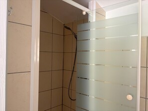 Dusche, Haartrockner, HandtĂŒcher