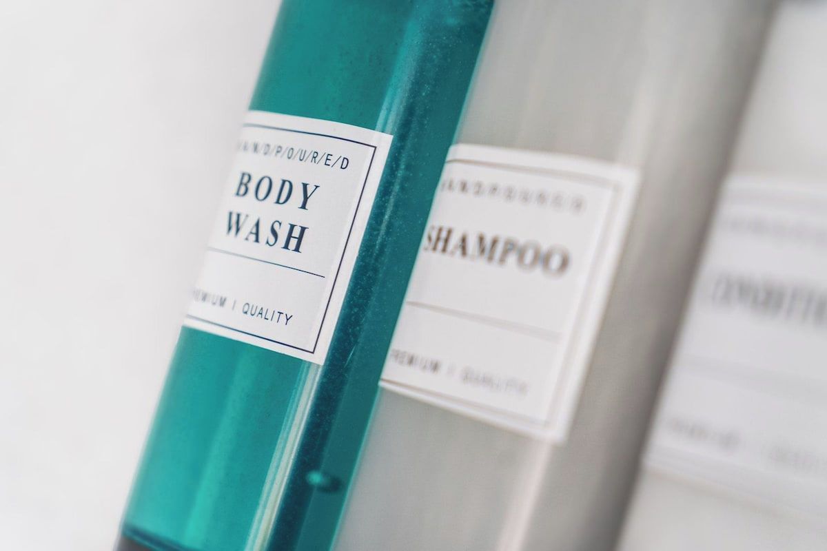 Nahaufnahme einer Flasche mit einem Etikett, auf dem 'BODY WASH PREMIUM QUALITY' steht.