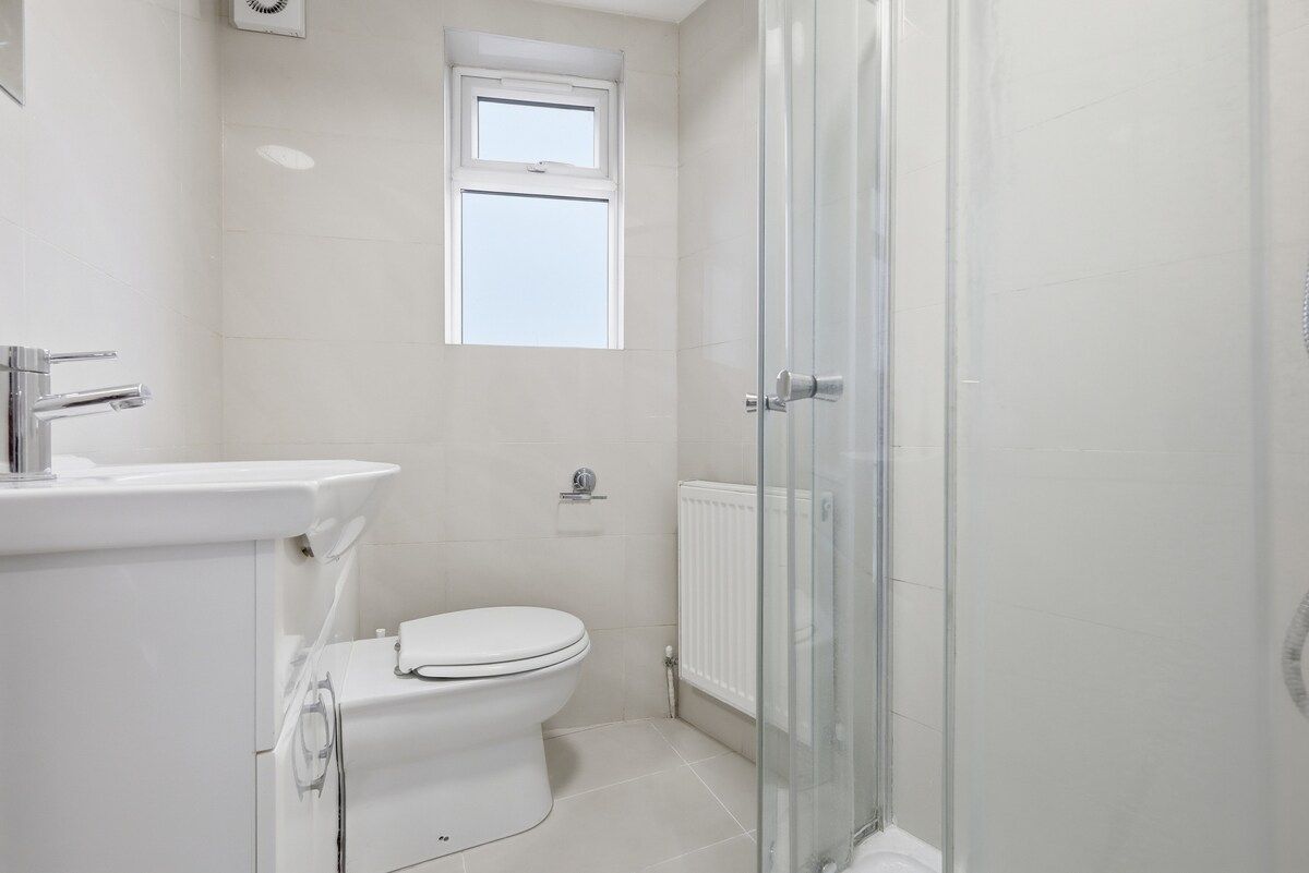 Clean, modern bathroom with shower, fresh towels, toiletries, and hot water. Designed for comfort and convenience during short or long stays, ideal for business travellers and guests seeking a hassle-free stay.