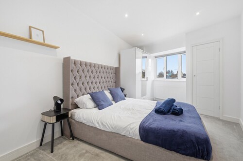 Sleeps 4 | Central | 16 Mins to London