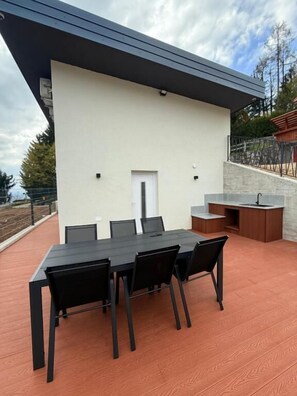 Departamento, balcón, vista a la montaña | Restaurante al aire libre