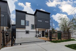 Exterior - Explore Houston! Pet-Friendly Home Near Downtown (Houston)