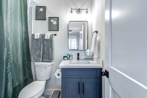 Towels, toilet paper - Explore Houston! Pet-Friendly Home Near Downtown (Houston)