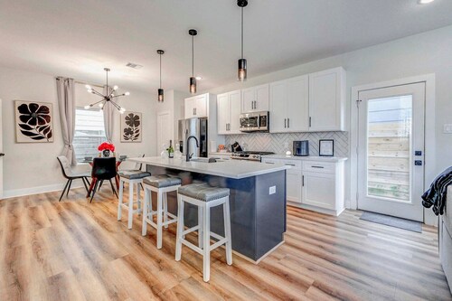 Explore Houston! Pet-Friendly Home Near Downtown