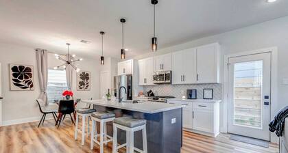 Explore Houston! Pet-Friendly Home Near Downtown
