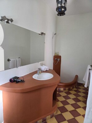 Doccia, asciugacapelli, asciugamani, sapone