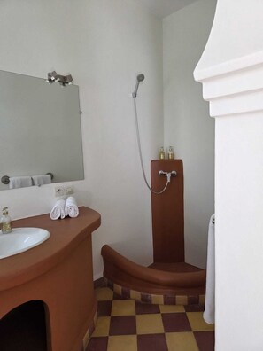 Doccia, asciugacapelli, asciugamani, sapone