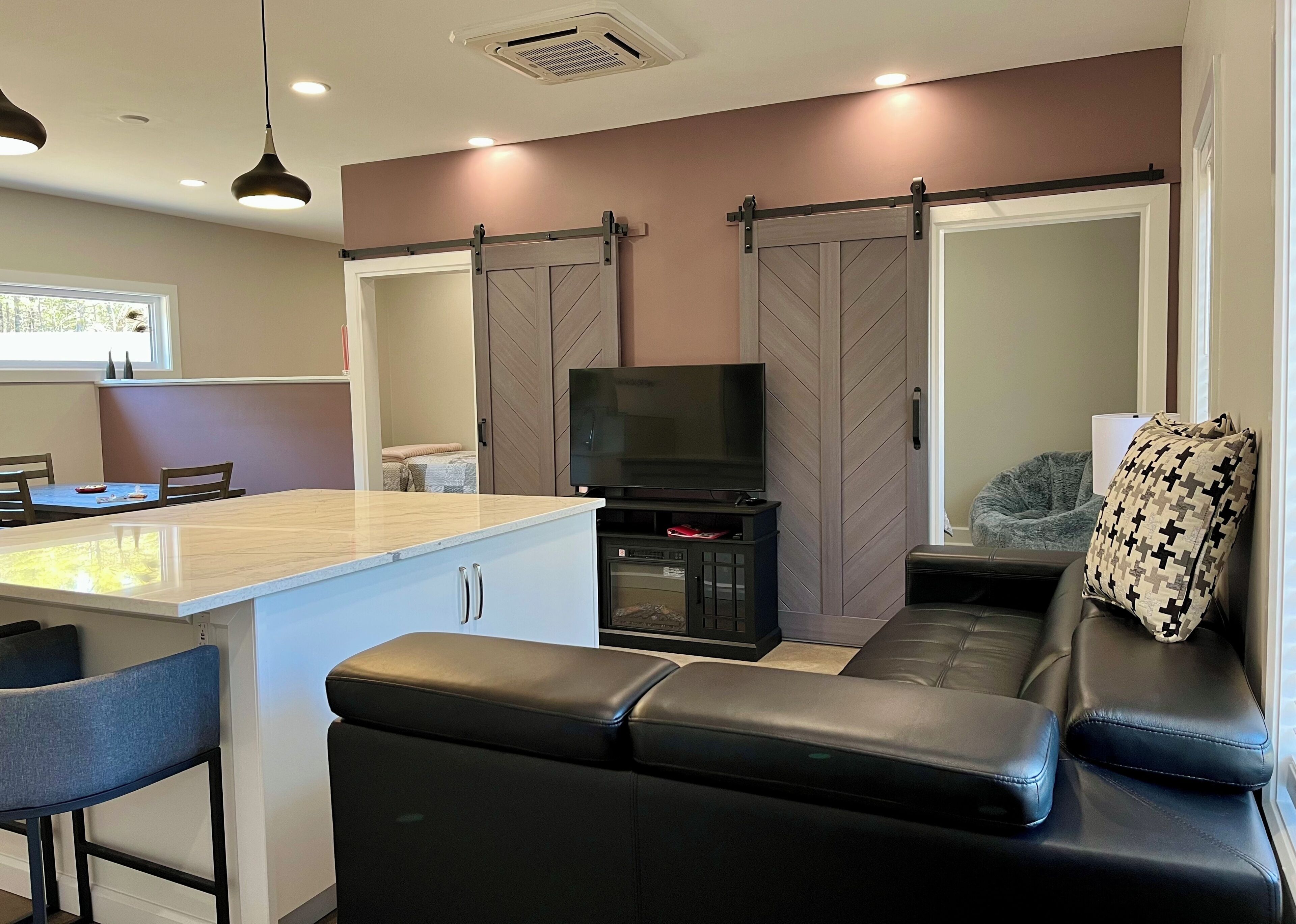 Smart TV y chimenea 