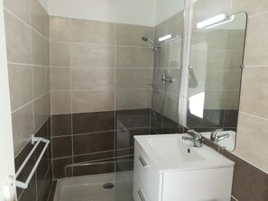 Dusche, Haartrockner, Handtücher, Seife