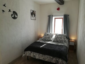 Iron/ironing board, WiFi, bed sheets - La Belle Vue: 3-star apartment overlooking the valley (Moustiers-Sainte-Marie)