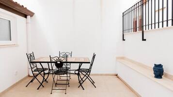 Deluxe Apartment, Mountain View | Outdoor dining
