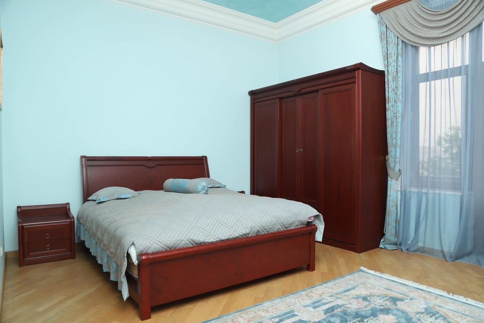 Tabla de planchar con plancha, acceso a internet y ropa de cama 
