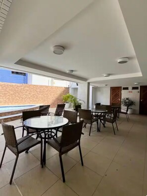 Outdoor dining - Saulo Maia - Comfort and elegance on the Cabo Branco waterfront. (João Pessoa)