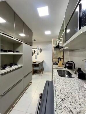 Private kitchen - Saulo Maia - Comfort and elegance on the Cabo Branco waterfront. (João Pessoa)