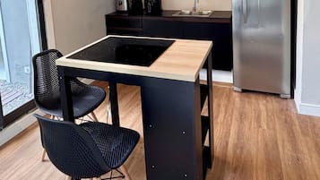 Geladeira, micro-ondas, fogão, cooktop