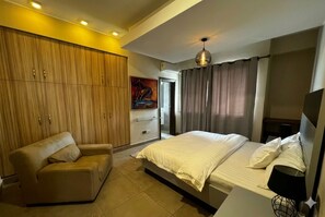 Iron/ironing board, Internet - 15minutes Away From The Airport! Cozy 2Bedroom  apartment in Accra Osu Oxford St (Accra)