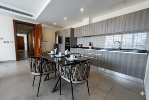 Private kitchen - 15minutes Away From The Airport! Cozy 2Bedroom  apartment in Accra Osu Oxford St (Accra)