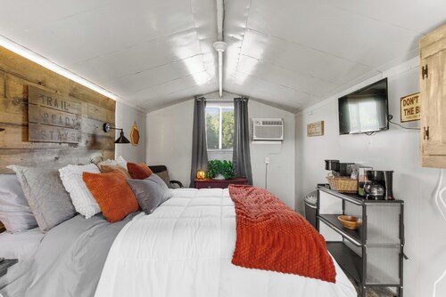 Cozy Cottage - Direct access to Brimstone Trails - Multiple Hot Tubs- Fire Pits