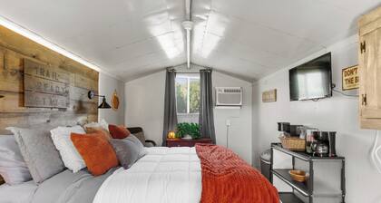 Cozy Cottage - Direct access to Brimstone Trails - Multiple Hot Tubs- Fire Pits