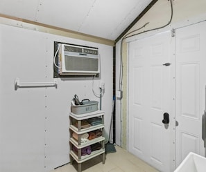 Interior - Cozy Cottage - Direct access to Brimstone Trails - Multiple Hot Tubs- Fire Pits (Huntsville)