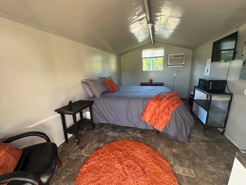 Glamping in a Cozy Cottage. Straight Access to Brimstone Trails. Pet Friendly
