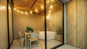 Une salle de bain moderne avec un plafond en bois, une baignoire et une cabine de douche en verre.