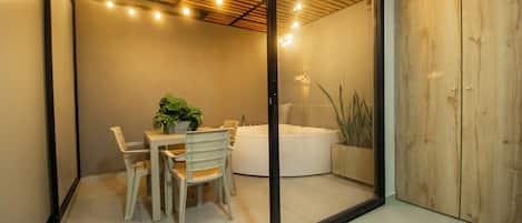 Studio, Garden View | Interior