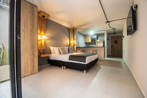 Estudio, vista al jardín | Caja de seguridad en la habitación, escritorio y wifi gratis 