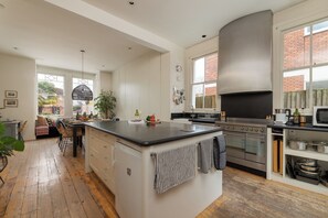 Fridge, microwave, oven, dishwasher - 4 BR LONDON HOME WITH PARKING. SLEEPS 8.  4 STOPS TO HEATHROW AND CENTRAL LONDON (London)