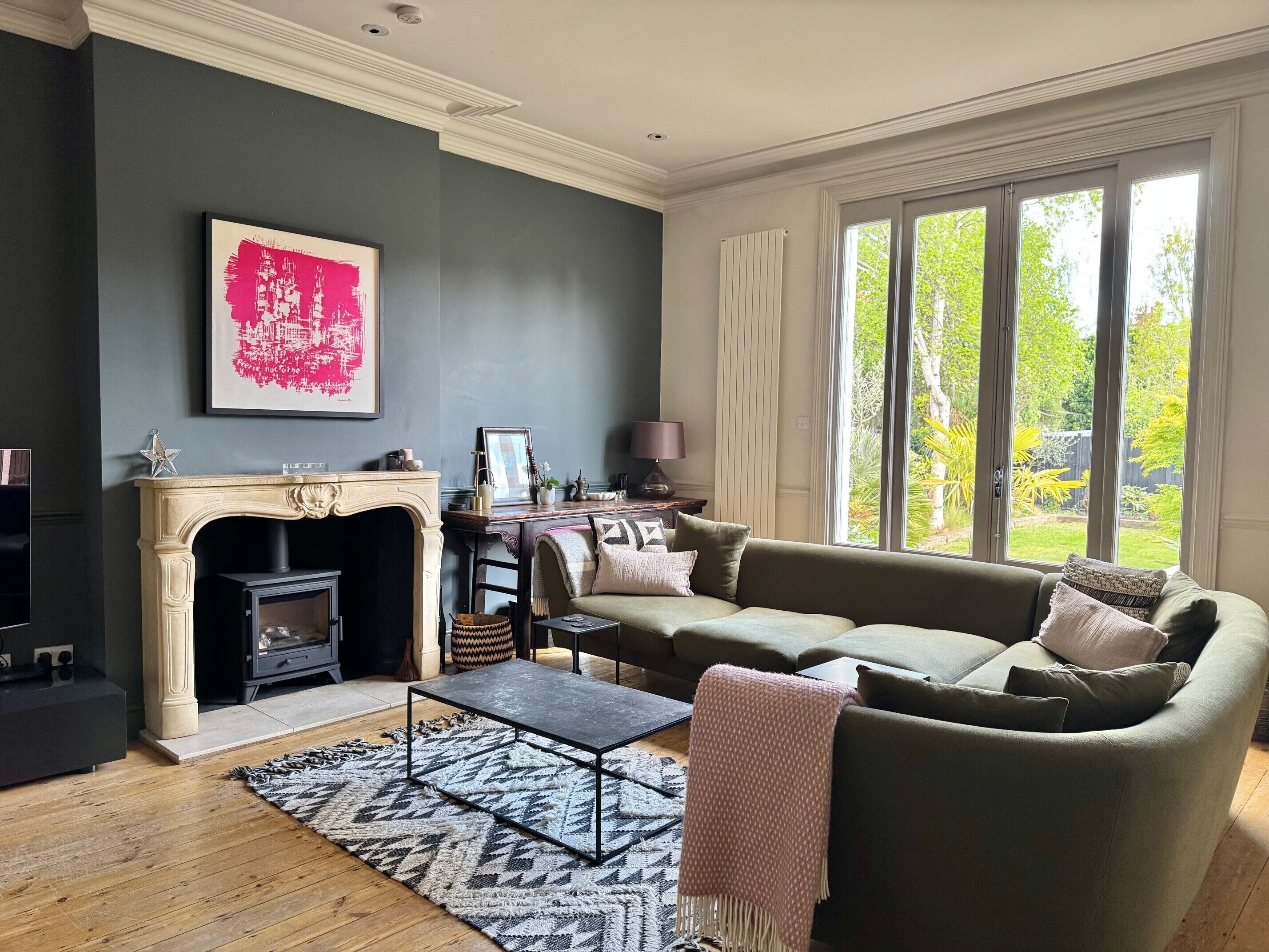 Smart TV, fireplace, books, music library