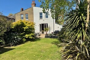 Exterior - 4 BR LONDON HOME WITH PARKING. SLEEPS 8.  4 STOPS TO HEATHROW AND CENTRAL LONDON (London)