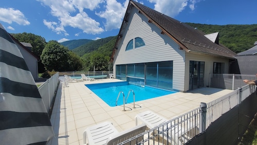 Les Berges de la Neste – Cozy Apartment in Arreau, Heated Pool & Sauna