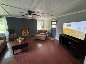Smart TV, reproductor de DVD y libros 