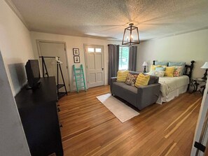 5 bedrooms, desk, iron/ironing board, free WiFi