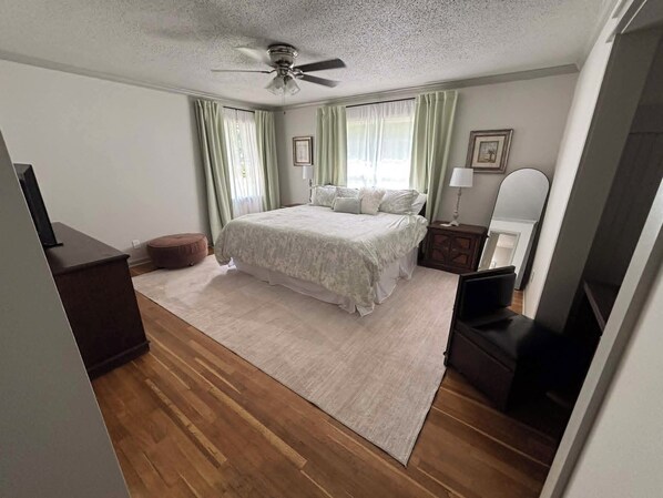 5 bedrooms, desk, iron/ironing board, free WiFi