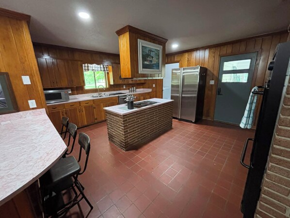 Fridge, microwave, oven, stovetop - Baker House Southern Comfort & Wide-Open Space (Greenville)