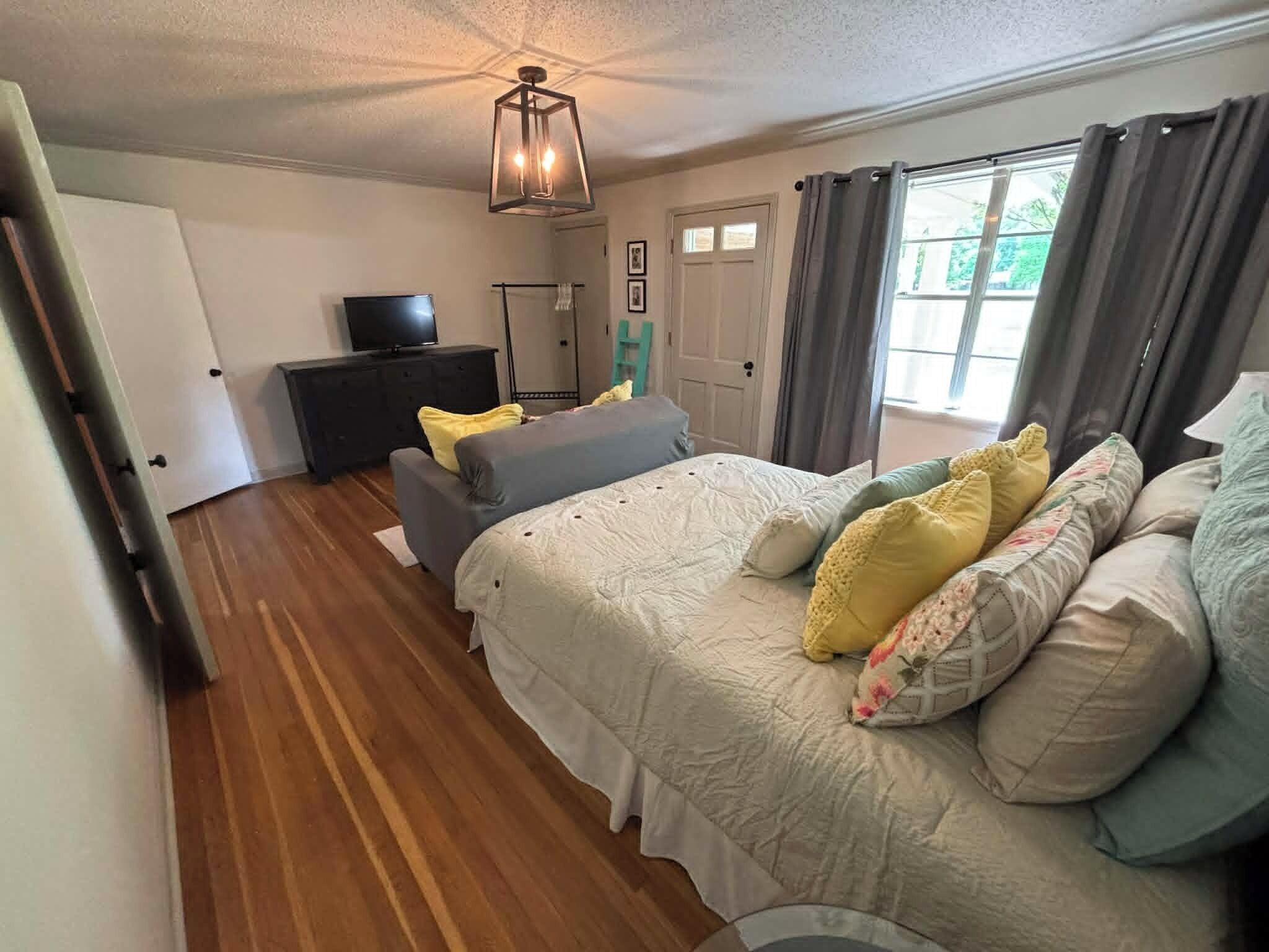 5 bedrooms, desk, iron/ironing board, free WiFi