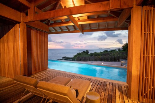 Luxury five-bedroom house by Oilslick and Area9 Mastery Diving Research Center