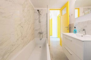 Doccia, asciugacapelli, asciugamani, sapone