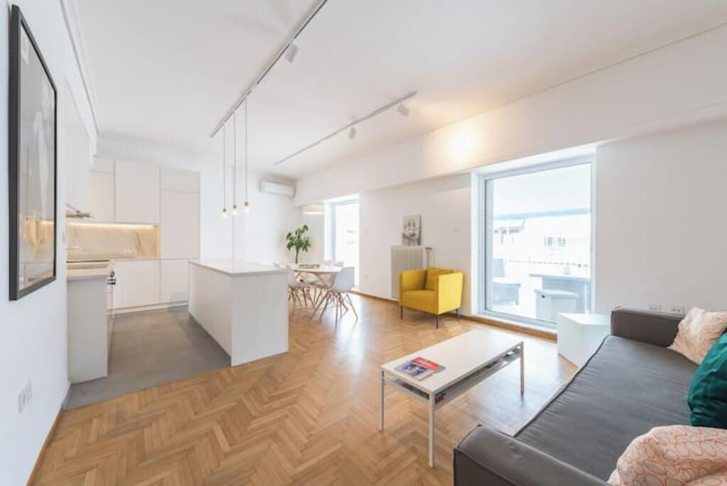 Un appartement moderne comprenant une cuisine, un coin repas et un salon.
