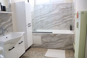 Douche, sèche-cheveux, serviettes fournies