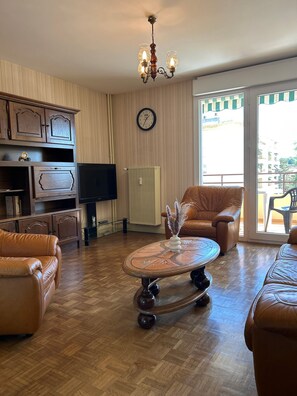 TV - Le Balcon de La Pagerie – Free Parking (Nevers)