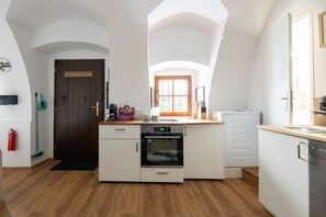 Frigorífico, microondas, horno y placa de cocina