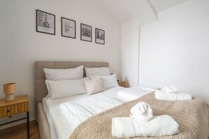 Een strijkplank/strijkijzer, reisbedje, wifi, beddengoed