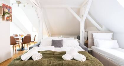 75m² | 7 Guests | AC | 3 Rooms | Near Station