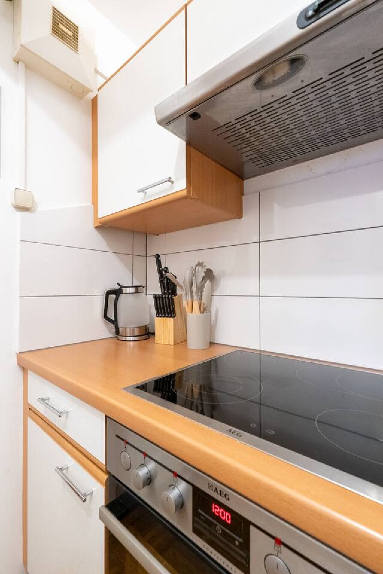 Frigorífico, microondas, horno y placa de cocina