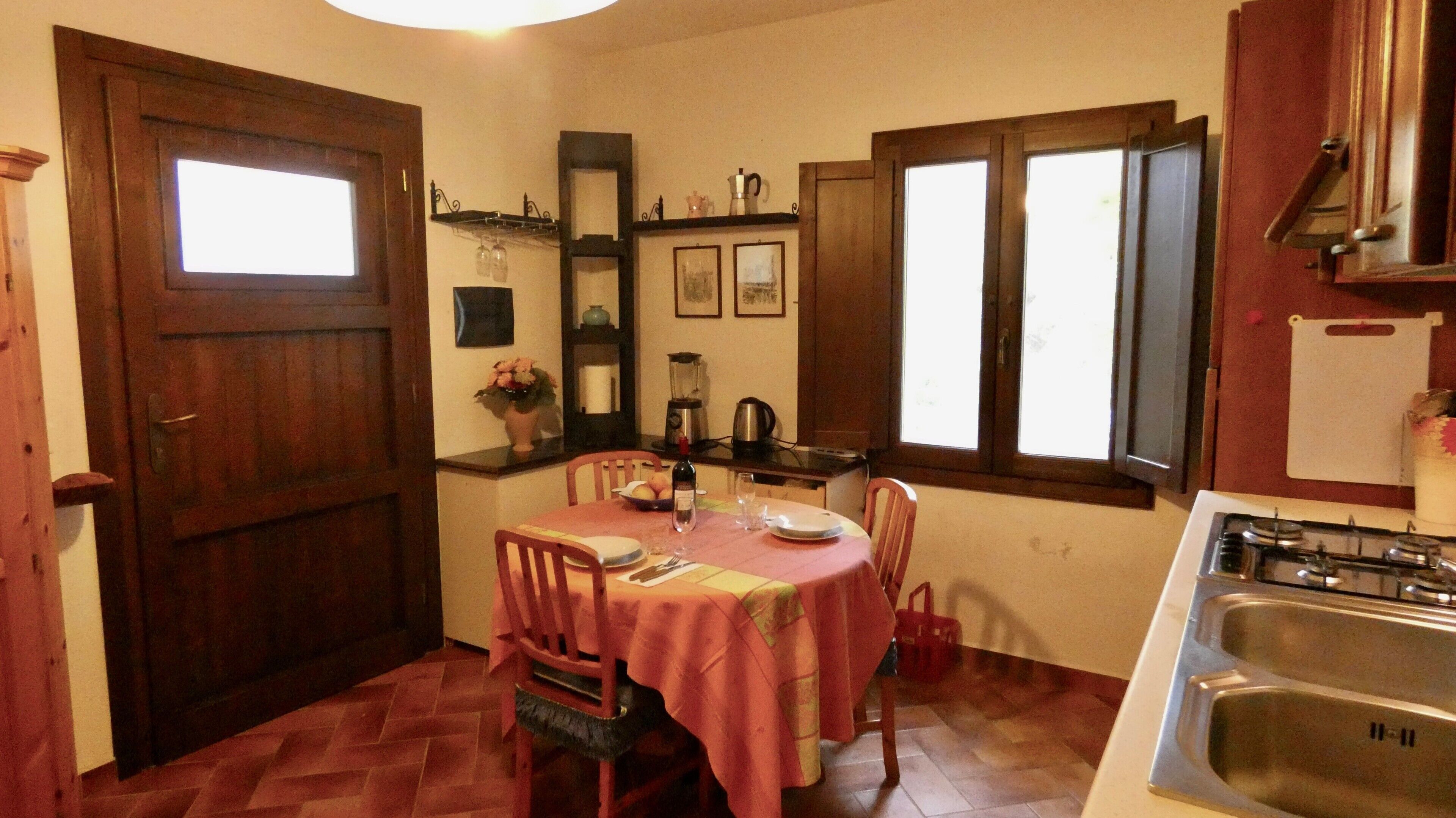 Réfrigérateur, four, plaque de cuisson, cafetière/bouilloire