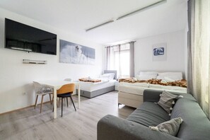 TV - Modern Apartment - Main Square - 30 m² - Comfort (Leoben)